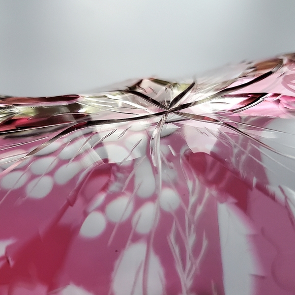 Vntg Cranberry Cut To Clear & Etched Gorgeous 6 3/8" Glass Vase - Picture 15 of 16